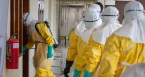 Más de 1200 pacientes superan el brote de ébola en el Congo Personal de salud vistiendo trajes de protección biológica amarillos durante la respuesta contra el ébola.
