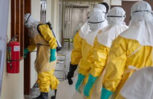 Más de 1200 pacientes superan el brote de ébola en el Congo Personal de salud vistiendo trajes de protección biológica amarillos durante la respuesta contra el ébola.