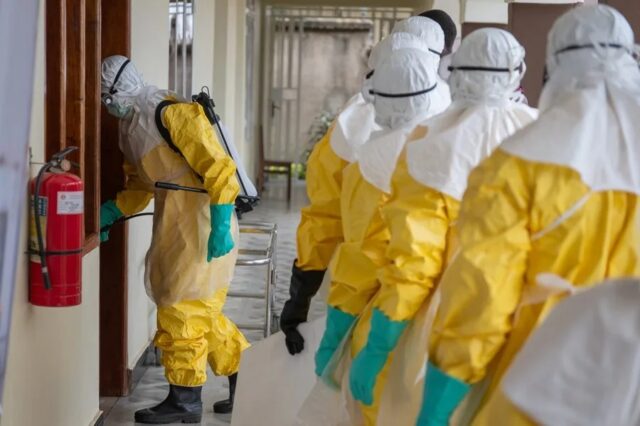 Personal de salud vistiendo trajes de protección biológica amarillos durante la respuesta contra el ébola.