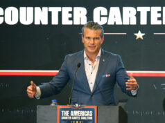 Operaciones militares conjuntas entre EE. UU. y Colombia Pete Hegseth dando un discurso en el evento de la Coalición contra los Carteles sobre operaciones militares en Colombia.