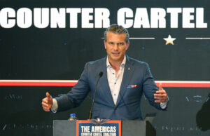 Operaciones militares conjuntas entre EE. UU. y Colombia Pete Hegseth dando un discurso en el evento de la Coalición contra los Carteles sobre operaciones militares en Colombia.