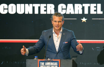 Operaciones militares conjuntas entre EE. UU. y Colombia Pete Hegseth dando un discurso en el evento de la Coalición contra los Carteles sobre operaciones militares en Colombia.
