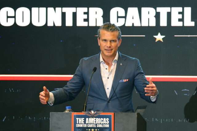De la Espriella autoriza operaciones militares con EE.UU. en Colombia, según Hegseth Pete Hegseth dando un discurso en el evento de la Coalición contra los Carteles sobre operaciones militares en Colombia.