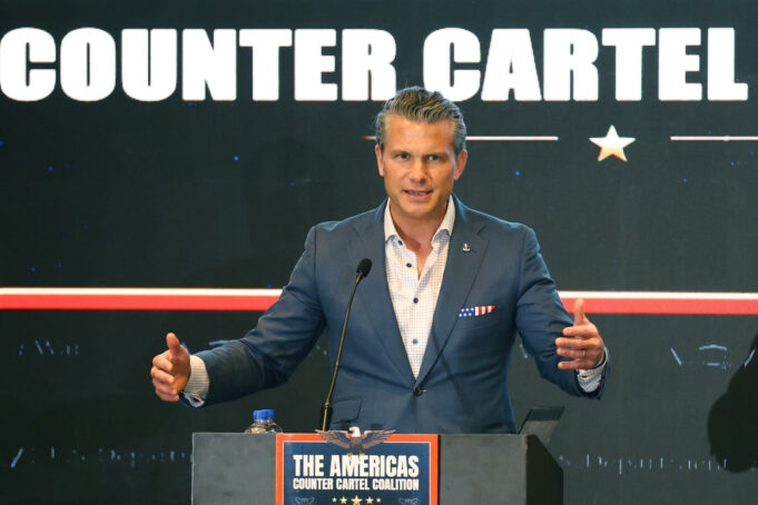 Operaciones militares conjuntas entre EE. UU. y Colombia Pete Hegseth dando un discurso en el evento de la Coalición contra los Carteles sobre operaciones militares en Colombia.