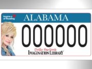 Placas de Dolly Parton en Alabama abren preinscripción Diseño de la placa de automóvil de Alabama con el rostro de Dolly Parton y el logo de Imagination Library.