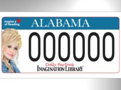 Placas de Dolly Parton en Alabama abren preinscripción Diseño de la placa de automóvil de Alabama con el rostro de Dolly Parton y el logo de Imagination Library.