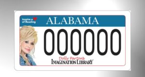 Placas de Dolly Parton en Alabama abren preinscripción Diseño de la placa de automóvil de Alabama con el rostro de Dolly Parton y el logo de Imagination Library.