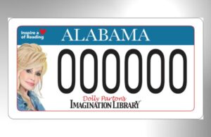 Placas de Dolly Parton en Alabama abren preinscripción Diseño de la placa de automóvil de Alabama con el rostro de Dolly Parton y el logo de Imagination Library.