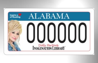 Placas de Dolly Parton en Alabama abren preinscripción Diseño de la placa de automóvil de Alabama con el rostro de Dolly Parton y el logo de Imagination Library.