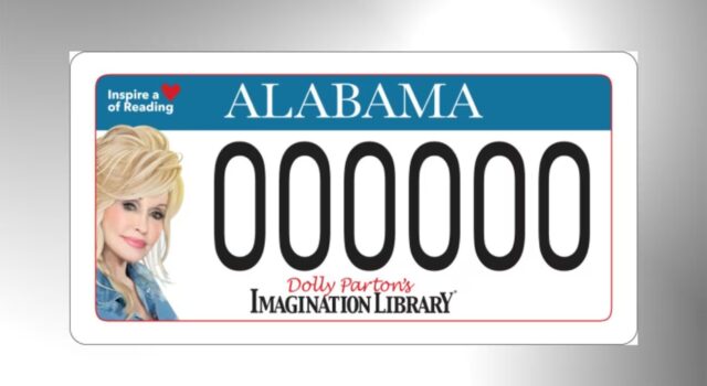 Placas de Dolly Parton en Alabama abren preinscripción Diseño de la placa de automóvil de Alabama con el rostro de Dolly Parton y el logo de Imagination Library.