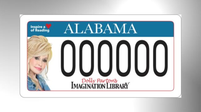 placas-dolly-parton-imagination-library-alabama Diseño de la placa de automóvil de Alabama con el rostro de Dolly Parton y el logo de Imagination Library.