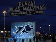 Buque británico en Ushuaia genera tensión con Milei Letrero nocturno de la Plaza Islas Malvinas en la Municipalidad de Ushuaia con un monumento iluminado al fondo.