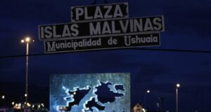 Buque británico en Ushuaia genera tensión con Milei Letrero nocturno de la Plaza Islas Malvinas en la Municipalidad de Ushuaia con un monumento iluminado al fondo.