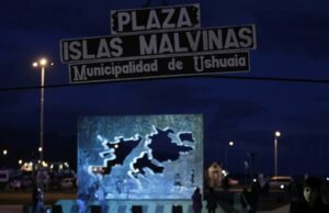 Buque británico en Ushuaia genera tensión con Milei Letrero nocturno de la Plaza Islas Malvinas en la Municipalidad de Ushuaia con un monumento iluminado al fondo.