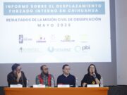 Desplazamiento forzado en Chihuahua por control territorial Panelistas presentan informe sobre desplazamiento forzado interno en Chihuahua frente a una pantalla proyectada.