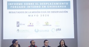 Desplazamiento forzado en Chihuahua por control territorial Panelistas presentan informe sobre desplazamiento forzado interno en Chihuahua frente a una pantalla proyectada.
