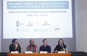 Desplazamiento forzado en Chihuahua por control territorial Panelistas presentan informe sobre desplazamiento forzado interno en Chihuahua frente a una pantalla proyectada.