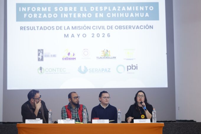 Desplazamiento forzado en Chihuahua por control territorial Panelistas presentan informe sobre desplazamiento forzado interno en Chihuahua frente a una pantalla proyectada.