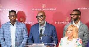 Inversión en educación impulsará la formación técnica estudiantil Rueda de prensa en Birmingham liderada por el alcalde Randall Woodfin sobre inversión en educación técnica.