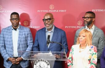 Inversión en educación impulsará la formación técnica estudiantil Rueda de prensa en Birmingham liderada por el alcalde Randall Woodfin sobre inversión en educación técnica.
