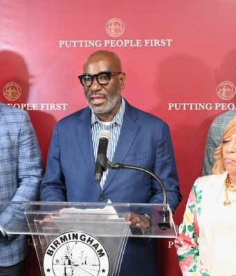 Inversión en educación impulsará la formación técnica estudiantil Rueda de prensa en Birmingham liderada por el alcalde Randall Woodfin sobre inversión en educación técnica.