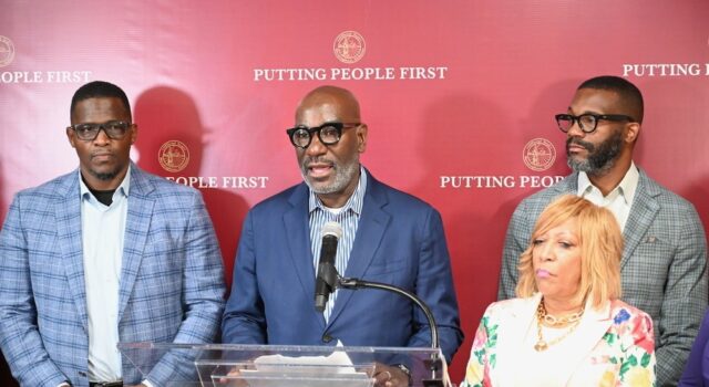 Inversión en educación impulsará la formación técnica estudiantil Rueda de prensa en Birmingham liderada por el alcalde Randall Woodfin sobre inversión en educación técnica.