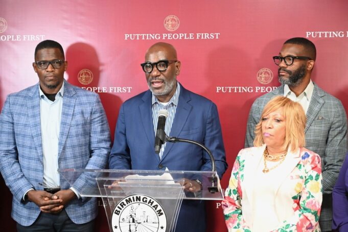 Inversión en educación impulsará la formación técnica estudiantil Rueda de prensa en Birmingham liderada por el alcalde Randall Woodfin sobre inversión en educación técnica.