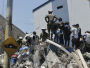 Terremoto en Colombia deja al menos 240 fallecidos Rescatistas y militares remueven escombros tras el terremoto en Colombia.