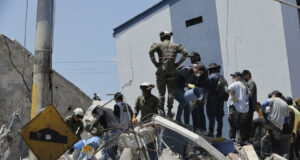 Terremoto en Colombia deja al menos 240 fallecidos Rescatistas y militares remueven escombros tras el terremoto en Colombia.
