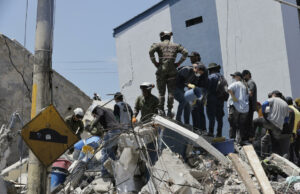 Terremoto en Colombia deja al menos 240 fallecidos Rescatistas y militares remueven escombros tras el terremoto en Colombia.