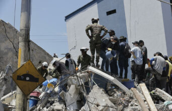 Terremoto en Colombia deja al menos 240 fallecidos Rescatistas y militares remueven escombros tras el terremoto en Colombia.