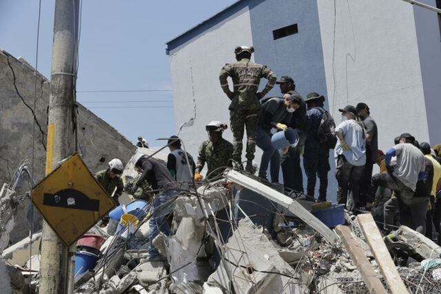 Búsqueda contrarreloj entre los escombros un día después del fuerte terremoto en Colombia Rescatistas y militares remueven escombros tras el terremoto en Colombia.