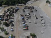 Riada en Nepal deja cientos de desaparecidos y municipios aislados Vista aérea de la riada en Nepal con edificaciones sepultadas por el lodo y ríos desbordados.
