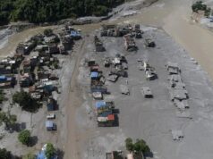 Riada en Nepal deja cientos de desaparecidos y municipios aislados Vista aérea de la riada en Nepal con edificaciones sepultadas por el lodo y ríos desbordados.