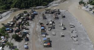 Riada en Nepal deja cientos de desaparecidos y municipios aislados Vista aérea de la riada en Nepal con edificaciones sepultadas por el lodo y ríos desbordados.