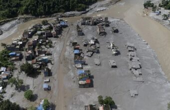 Riada en Nepal deja cientos de desaparecidos y municipios aislados Vista aérea de la riada en Nepal con edificaciones sepultadas por el lodo y ríos desbordados.