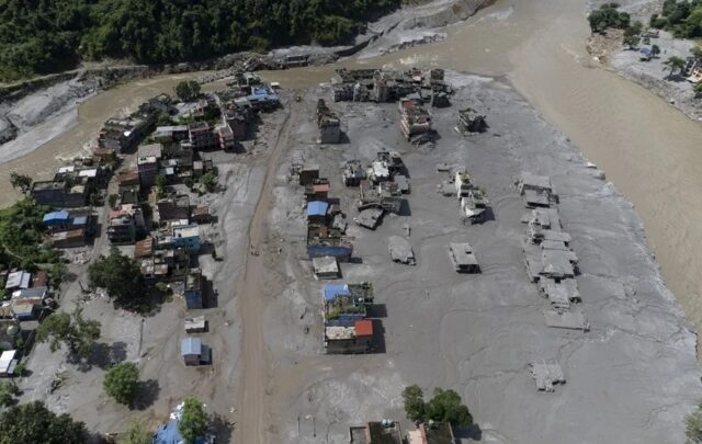 Riada en Nepal deja cientos de desaparecidos y municipios aislados Vista aérea de la riada en Nepal con edificaciones sepultadas por el lodo y ríos desbordados.