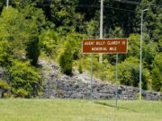 Dedican tramo de la U.S. 72 al agente Billy Clardy III Señal de tránsito marrón con la inscripción Agent Billy Clardy III Memorial Mile a la orilla de la carretera.