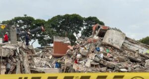 Reconstrucción de Cali tras terremoto tomará tres años Cinta de peligro no pase ante las ruinas de un edificio colapsado por el terremoto en Cali.