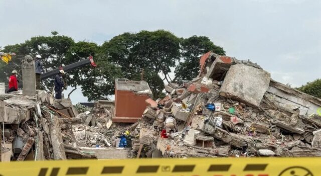 Reconstrucción de Cali tras terremoto tomará tres años Cinta de peligro no pase ante las ruinas de un edificio colapsado por el terremoto en Cali.