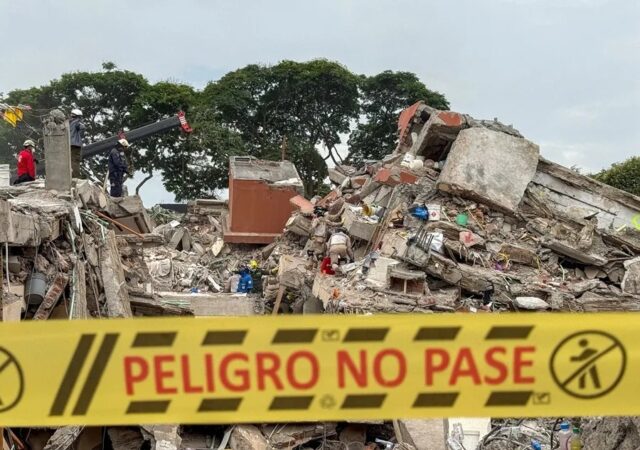 Cinta de peligro no pase ante las ruinas de un edificio colapsado por el terremoto en Cali.