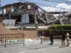 Terremoto en Colombia deja 281 muertos y 379 desaparecidos Personas observando la estructura colapsada de un edificio destruido por el terremoto en Colombia.