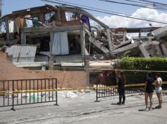 Terremoto en Colombia deja 281 muertos y 379 desaparecidos Personas observando la estructura colapsada de un edificio destruido por el terremoto en Colombia.