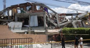 Terremoto en Colombia deja 281 muertos y 379 desaparecidos Personas observando la estructura colapsada de un edificio destruido por el terremoto en Colombia.