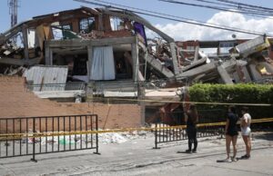 Terremoto en Colombia deja 281 muertos y 379 desaparecidos Personas observando la estructura colapsada de un edificio destruido por el terremoto en Colombia.
