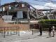 Terremoto en Colombia deja 281 muertos y 379 desaparecidos Personas observando la estructura colapsada de un edificio destruido por el terremoto en Colombia.