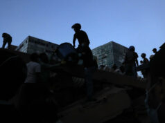 Terremoto en Colombia de 7,4 deja 132 muertos y desastre Rescatistas y voluntarios remueven escombros tras el terremoto en Colombia durante el atardecer.