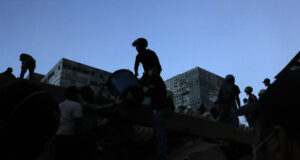 Terremoto en Colombia de 7,4 deja 132 muertos y desastre Rescatistas y voluntarios remueven escombros tras el terremoto en Colombia durante el atardecer.