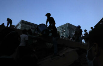 Terremoto en Colombia de 7,4 deja 132 muertos y desastre Rescatistas y voluntarios remueven escombros tras el terremoto en Colombia durante el atardecer.