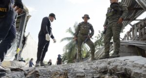 Terremoto en Filipinas sacude la isla de Mindanao sin daños Militares filipinos inspeccionan escombros tras un fuerte terremoto en Filipinas.